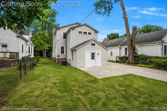 475 Saint Clair Avenue, Grosse Pointe, MI 48230