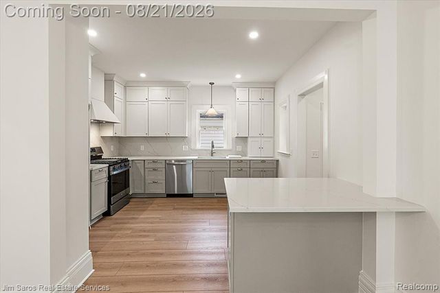 475 Saint Clair Avenue, Grosse Pointe, MI 48230
