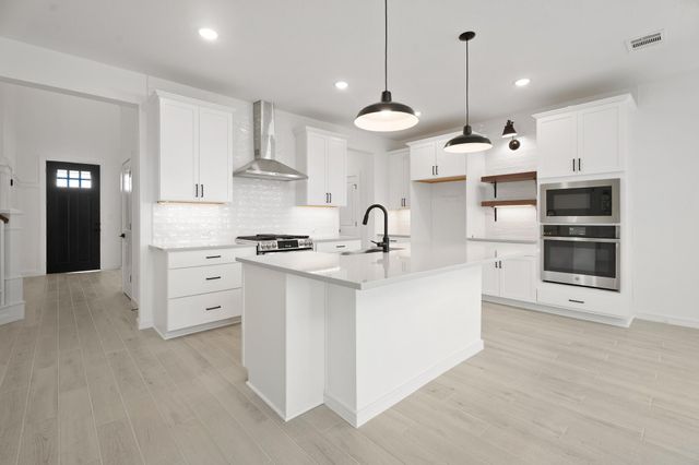 217 Dunovant Drive, Sealy, TX 77474