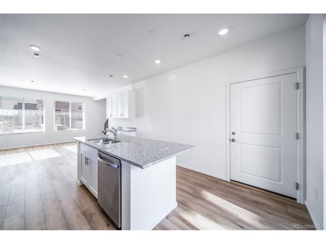 46601 Sunflower Ln, Bennett, CO 80102