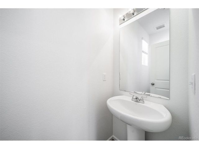 46601 Sunflower Ln, Bennett, CO 80102
