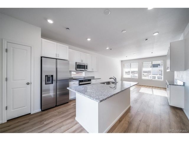 46601 Sunflower Ln, Bennett, CO 80102