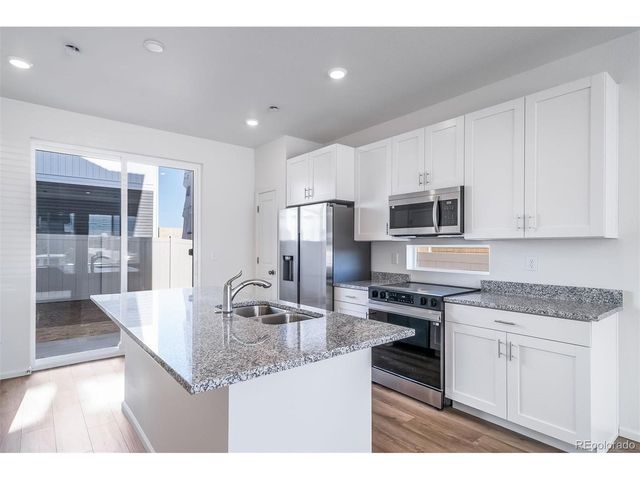 46601 Sunflower Ln, Bennett, CO 80102