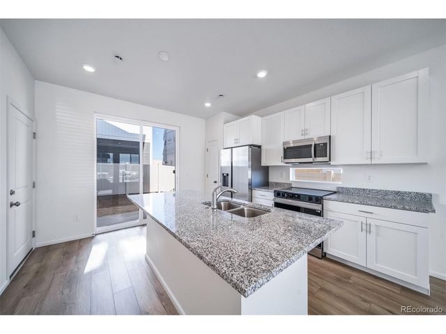 46601 Sunflower Ln, Bennett, CO 80102
