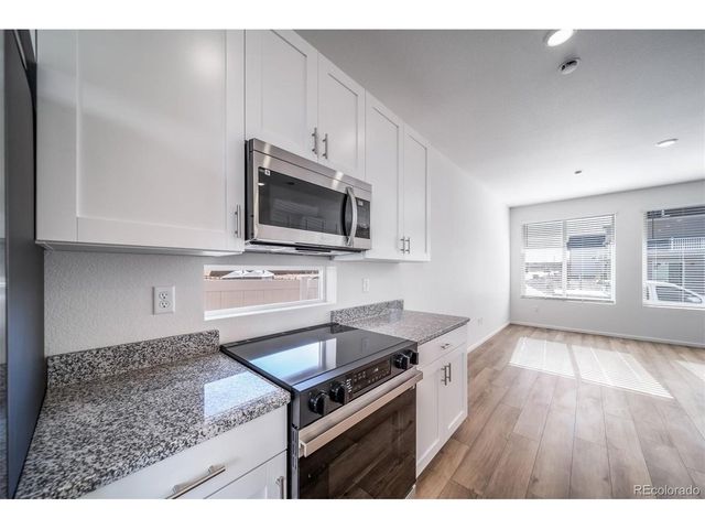 46601 Sunflower Ln, Bennett, CO 80102