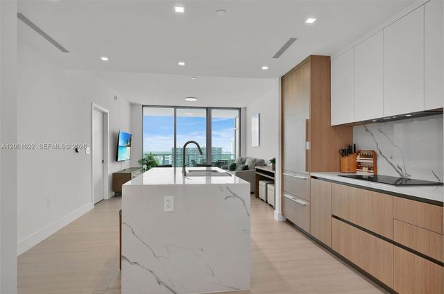 2411 Laguna Circle 1610, North Miami, FL 33181