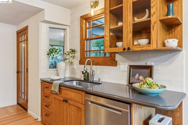 5504 Merriewood Dr, Oakland, CA 94611