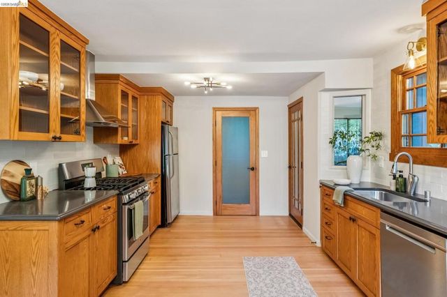 5504 Merriewood Dr, Oakland, CA 94611
