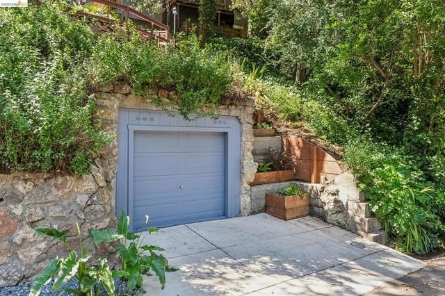5504 Merriewood Dr, Oakland, CA 94611