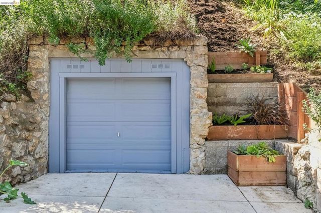 5504 Merriewood Dr, Oakland, CA 94611