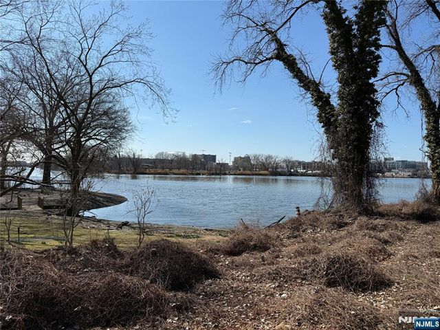 619 Cadmus Court, Teaneck, NJ 07666