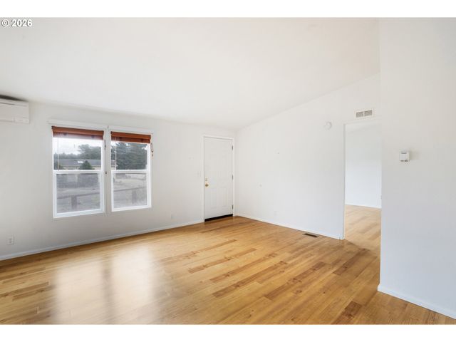 1791 WILLOW Loop, Florence, OR 97439