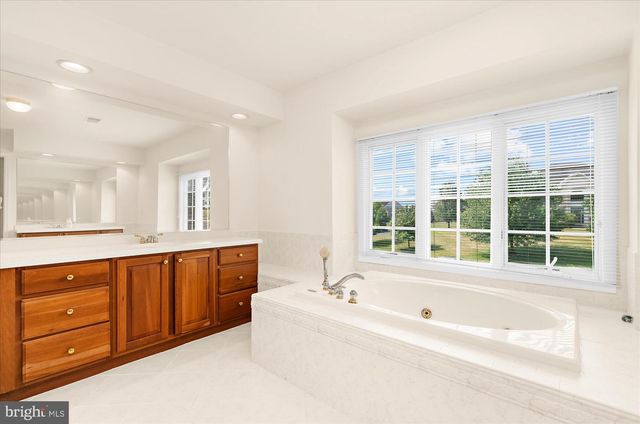 12 MANCHUR CT, Flemington, NJ 08822