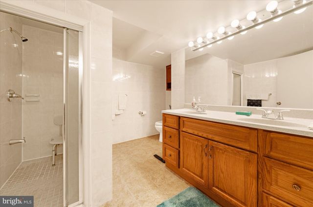 12 MANCHUR CT, Flemington, NJ 08822
