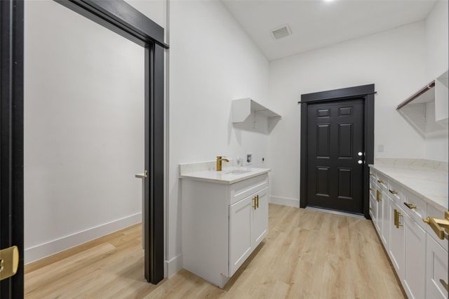 121 E Keomuku LN, Bastrop, TX 78602