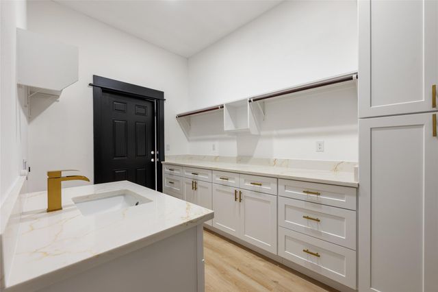 121 E Keomuku LN, Bastrop, TX 78602