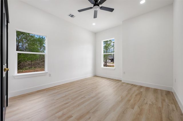 121 E Keomuku LN, Bastrop, TX 78602