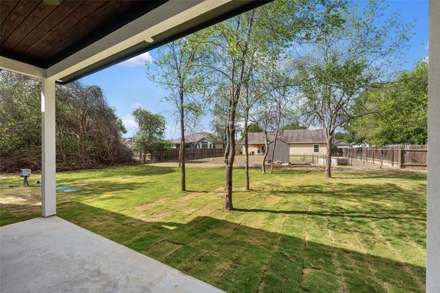 121 E Keomuku LN, Bastrop, TX 78602