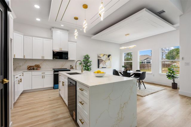 121 E Keomuku LN, Bastrop, TX 78602