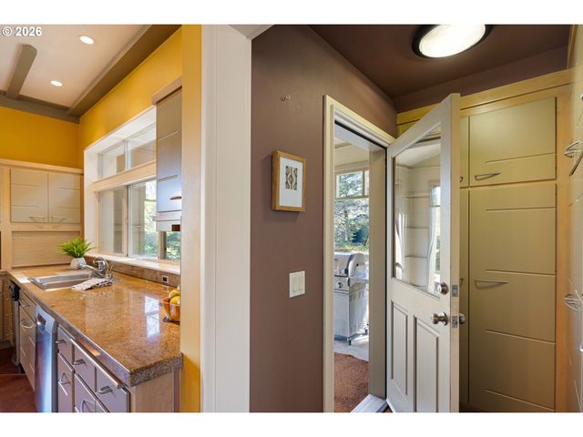 3831 WOODSON Ct, Eugene, OR 97405