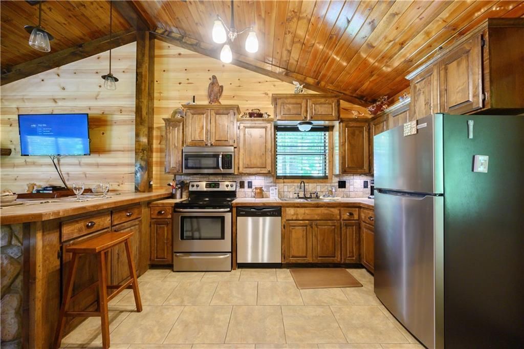 Image 11 of property listing at 871 Riverview Road, Smithville, OK 74957