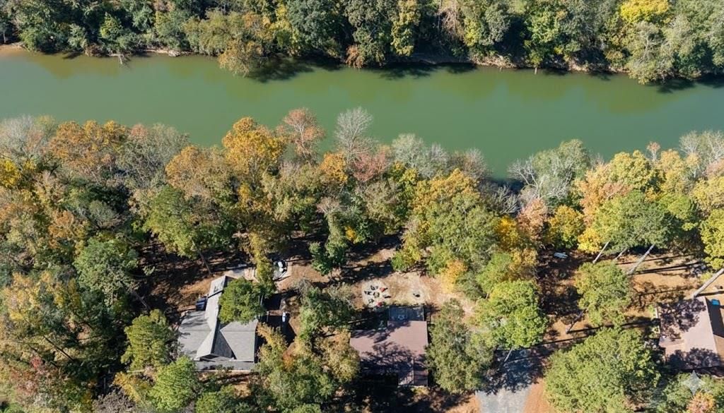 Image 4 of property listing at 871 Riverview Road, Smithville, OK 74957