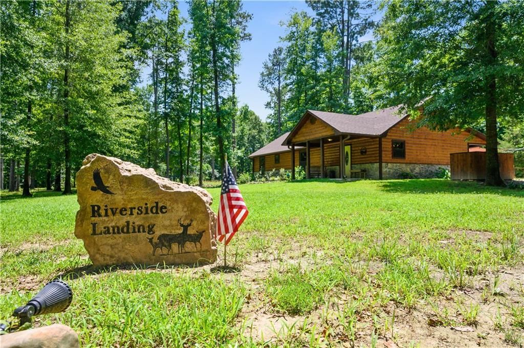 Image 6 of property listing at 871 Riverview Road, Smithville, OK 74957