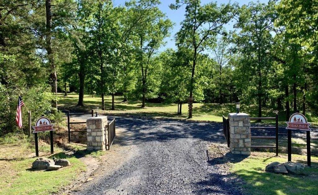 Image 8 of property listing at 871 Riverview Road, Smithville, OK 74957