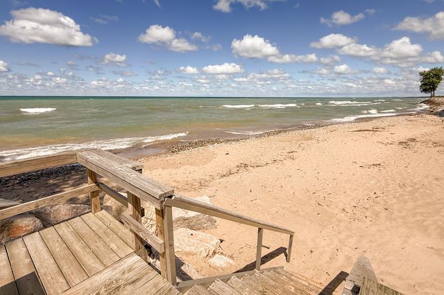 48102 W Mckean Drive, New Buffalo, MI 49117