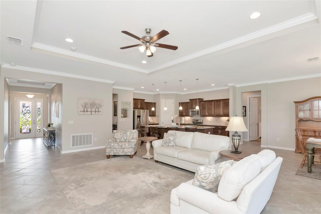 Image 11 of property listing at 16607 2ND AVENUE E, Bradenton, FL 34212