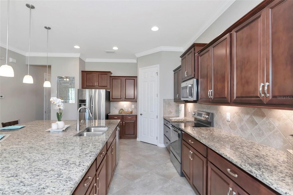 Image 28 of property listing at 16607 2ND AVENUE E, Bradenton, FL 34212