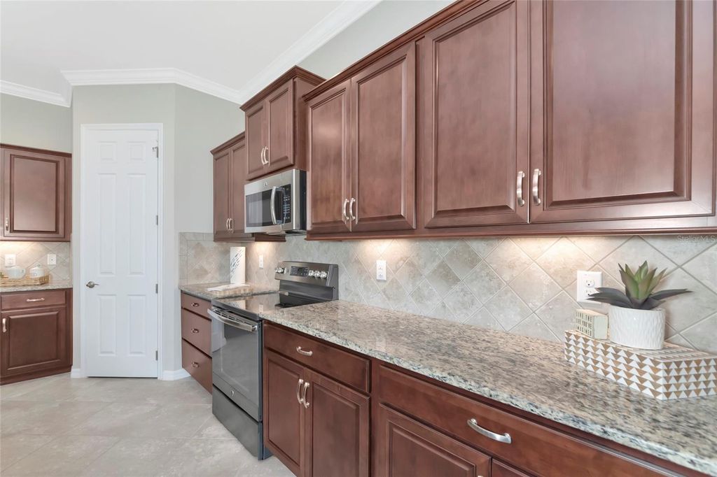Image 30 of property listing at 16607 2ND AVENUE E, Bradenton, FL 34212