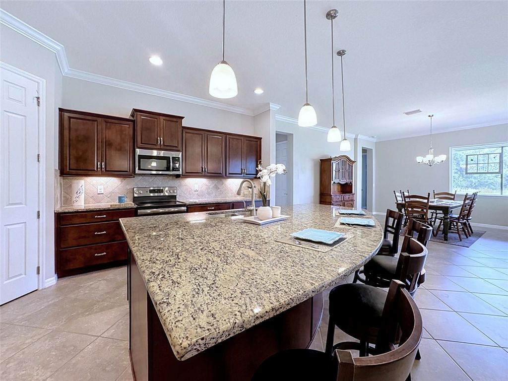Image 4 of property listing at 16607 2ND AVENUE E, Bradenton, FL 34212