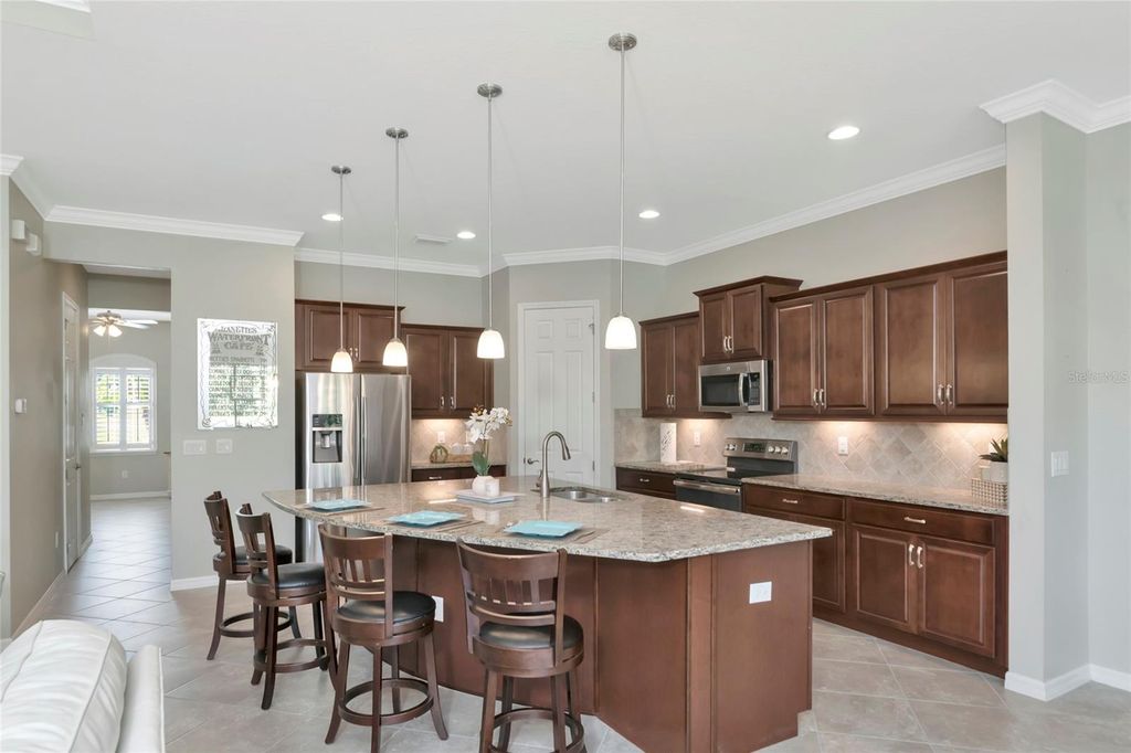 Image 6 of property listing at 16607 2ND AVENUE E, Bradenton, FL 34212