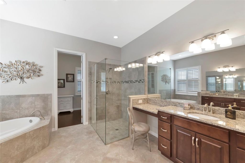 Image 8 of property listing at 16607 2ND AVENUE E, Bradenton, FL 34212