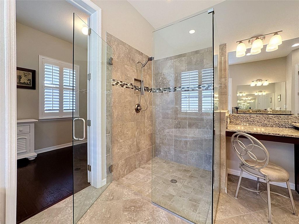 Image 10 of property listing at 16607 2ND AVENUE E, Bradenton, FL 34212