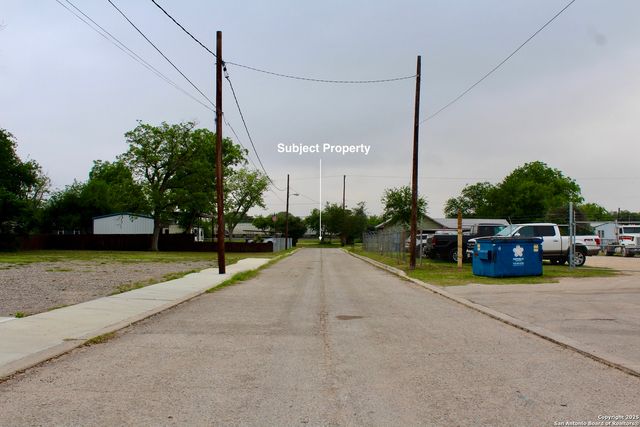 1617 First St., Pleasanton, TX 78064