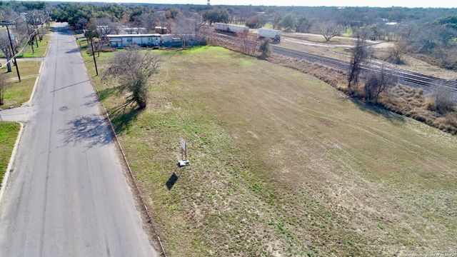 1617 First St., Pleasanton, TX 78064