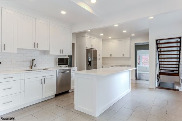 8 Birchwood Rd, North Caldwell Boro, NJ 07006