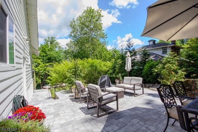 8 Birchwood Rd, North Caldwell Boro, NJ 07006