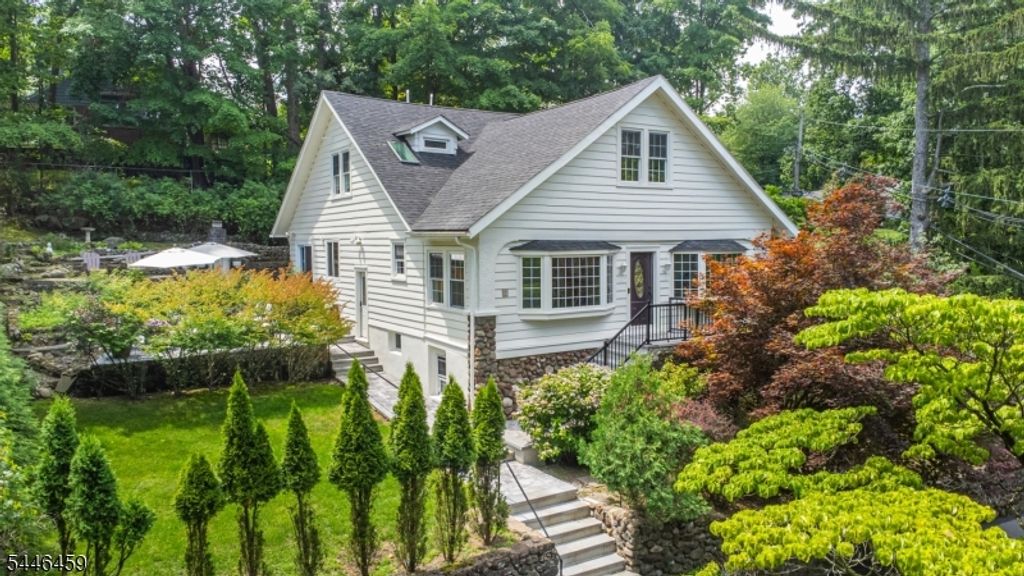 8 Birchwood Rd, North Caldwell Boro, NJ 07006