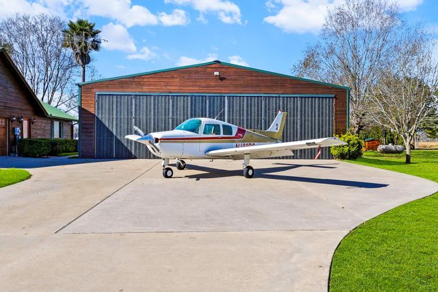 165 Taxiway Drive, Livingston, TX 77351