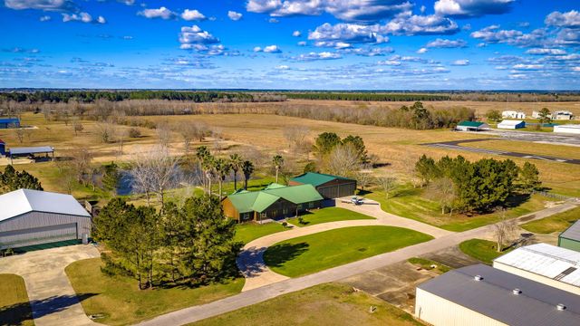165 Taxiway Drive, Livingston, TX 77351