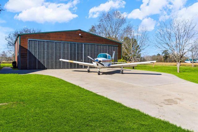 165 Taxiway Drive, Livingston, TX 77351