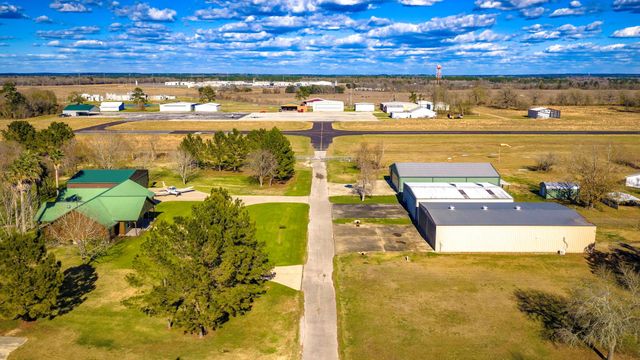 165 Taxiway Drive, Livingston, TX 77351