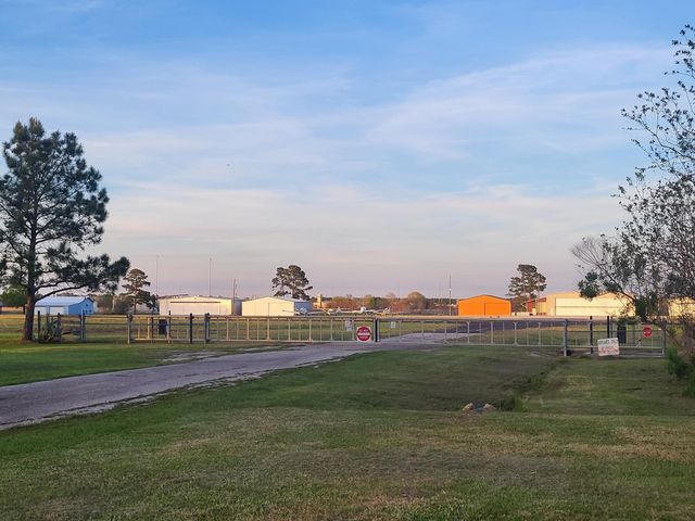 165 Taxiway Drive, Livingston, TX 77351