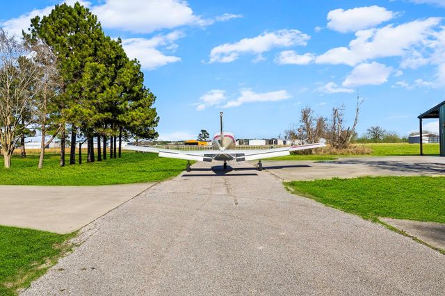 165 Taxiway Drive, Livingston, TX 77351