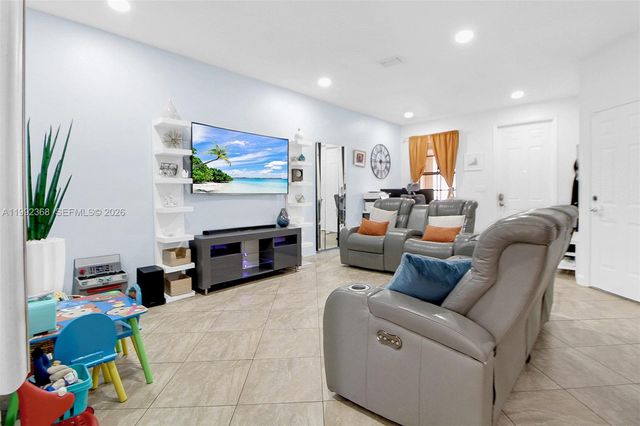 3323 W 90th Terrace, Hialeah, FL 33018