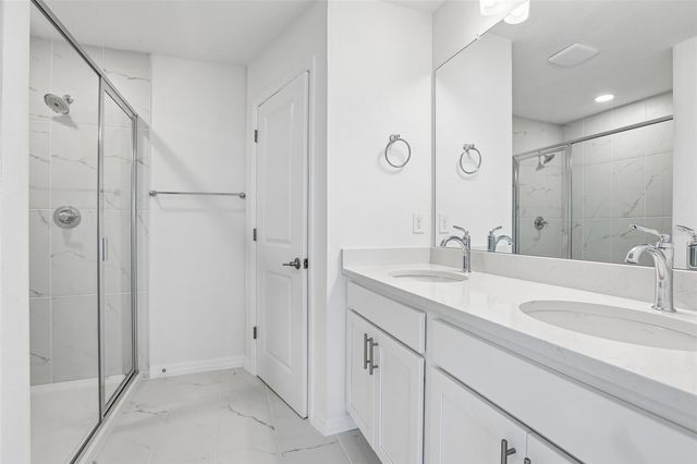 6876 HOLCOMBE DOWN DRIVE, Zephyrhills, FL 33541