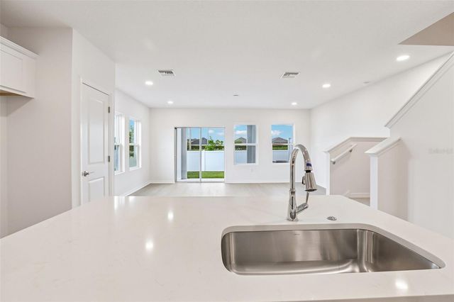6876 HOLCOMBE DOWN DRIVE, Zephyrhills, FL 33541
